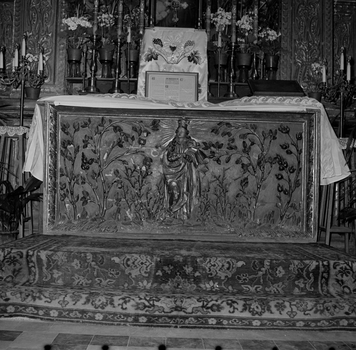 kościół farny św. Trójcy - ołtarz - antepedium "Matki Boskiej", skan 1