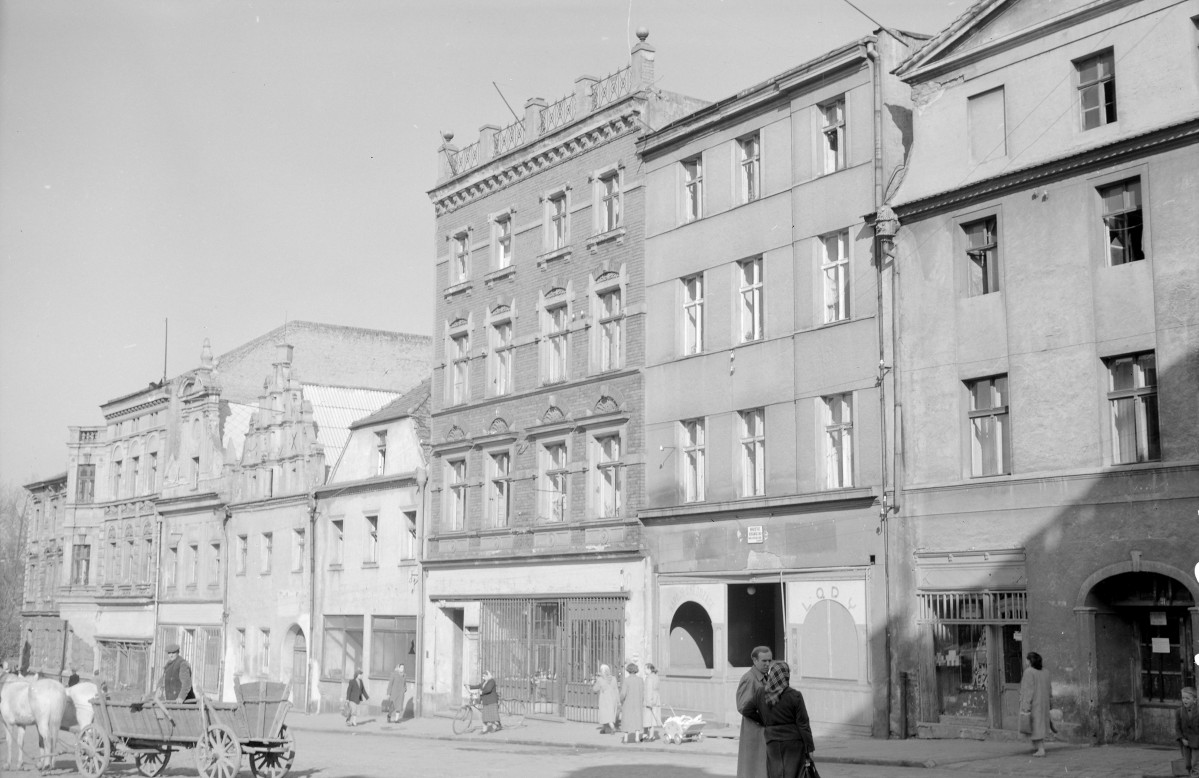 rynek miejski - zabudowa miejska - pierzeja północno - wschodnia - fragment, skan 1