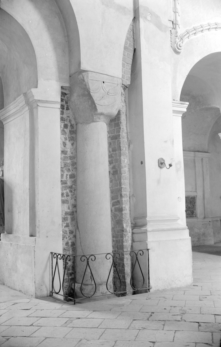 Bazylika Wniebowzięcia NMP i św. Michała Archanioła - wnętrze: kolumna z głowicą, skan 1