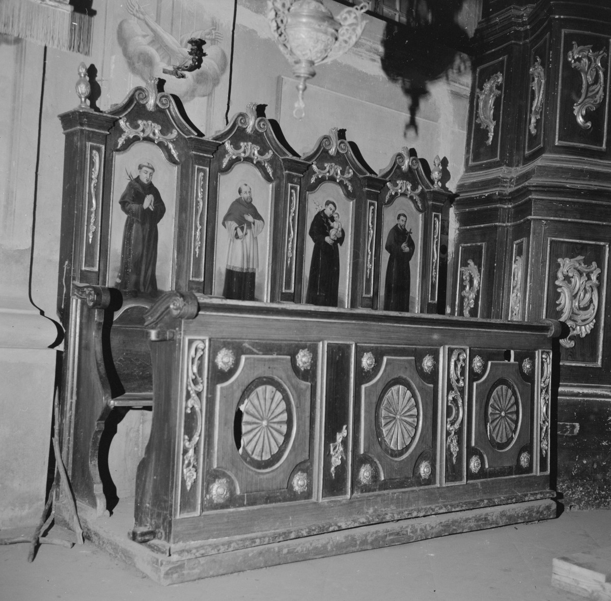 klasztor Franciszkanów - wnętrze, ściana północna, stalle, skan 1