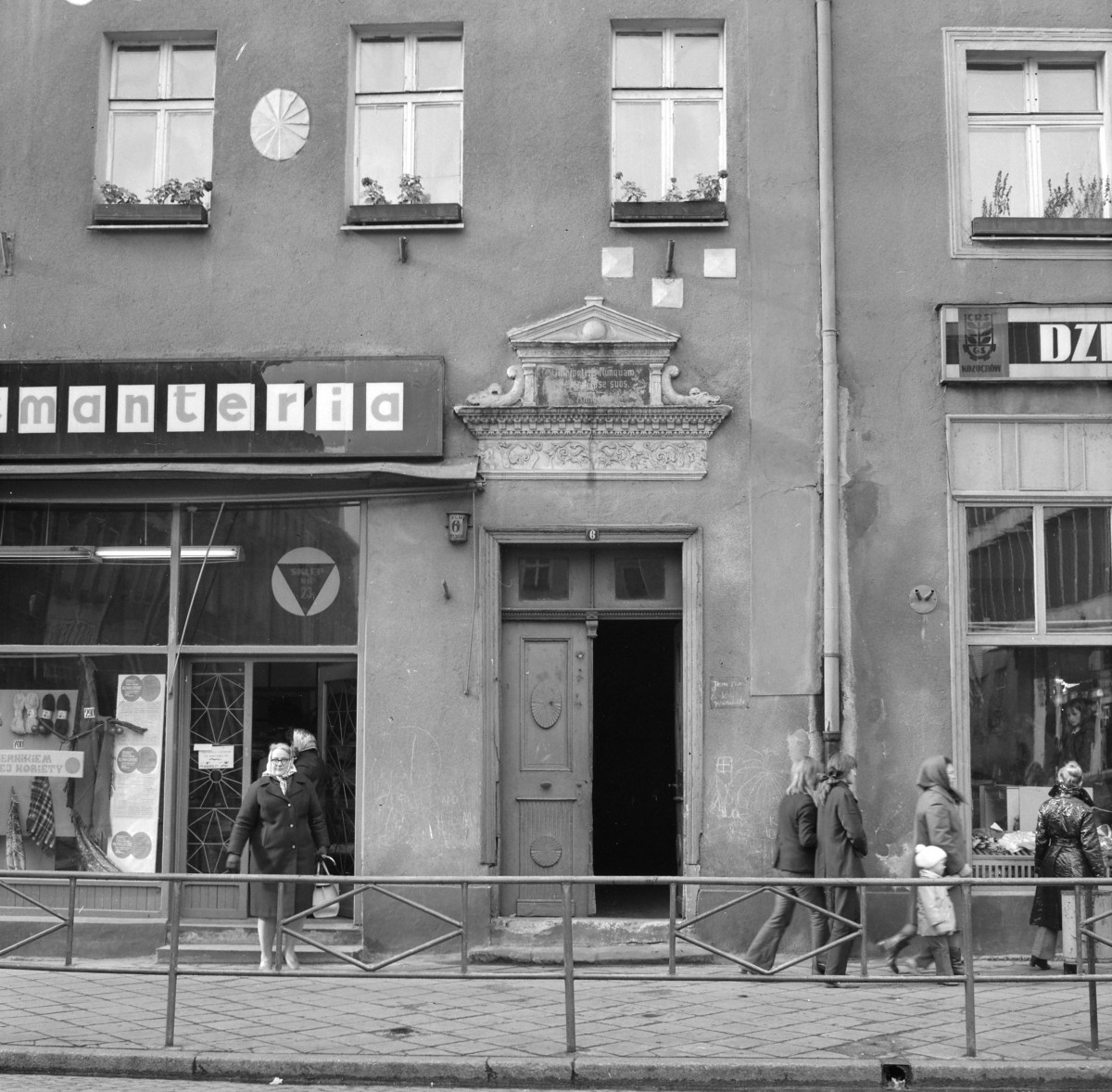 Pierzeja - kamienica. Elewacja frontowa. Portal i zwieńczenie., skan 1