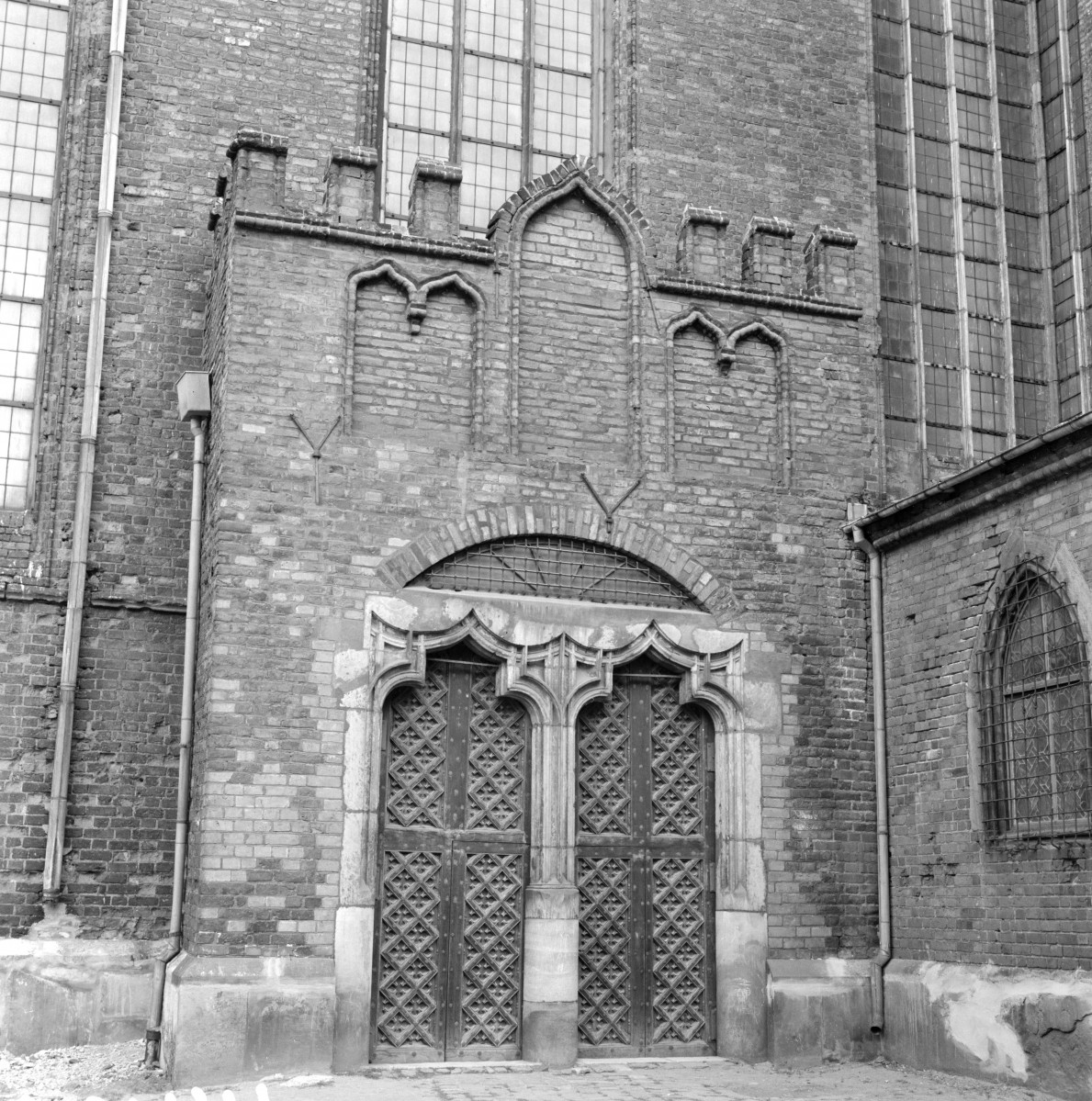 Kościół Mariacki pw. Wniebowzięcia Najświętszej Marii Panny - elewacja: kruchta, skan 1