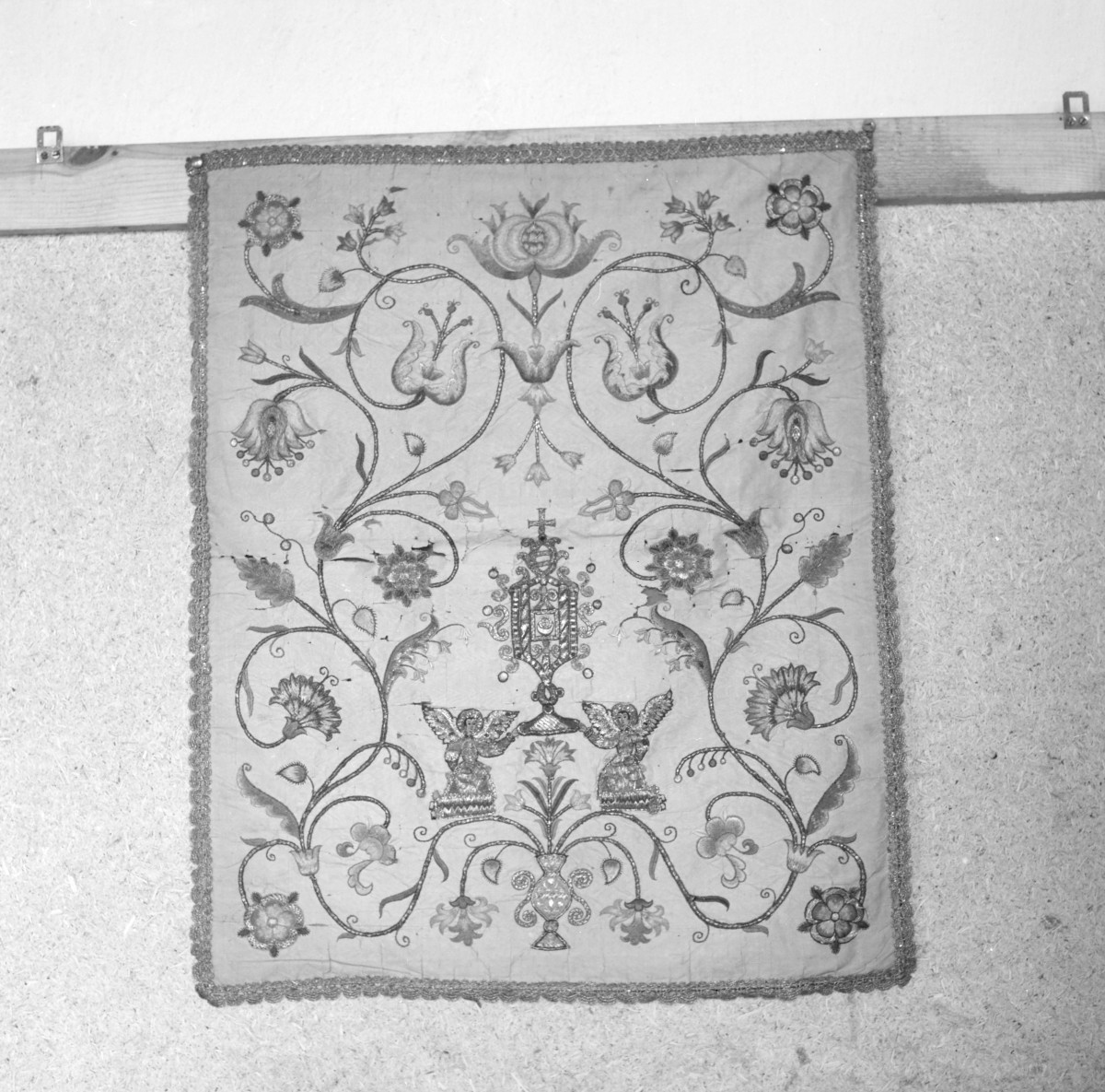 Opactwo Benedyktynek - wnętrze skarbca: welon / chusta, skan 1