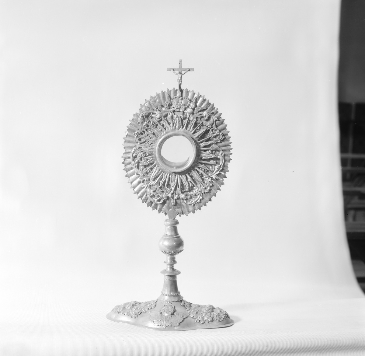 kościół po-klasztorny - monstrancja, początek XVIII, skan 1