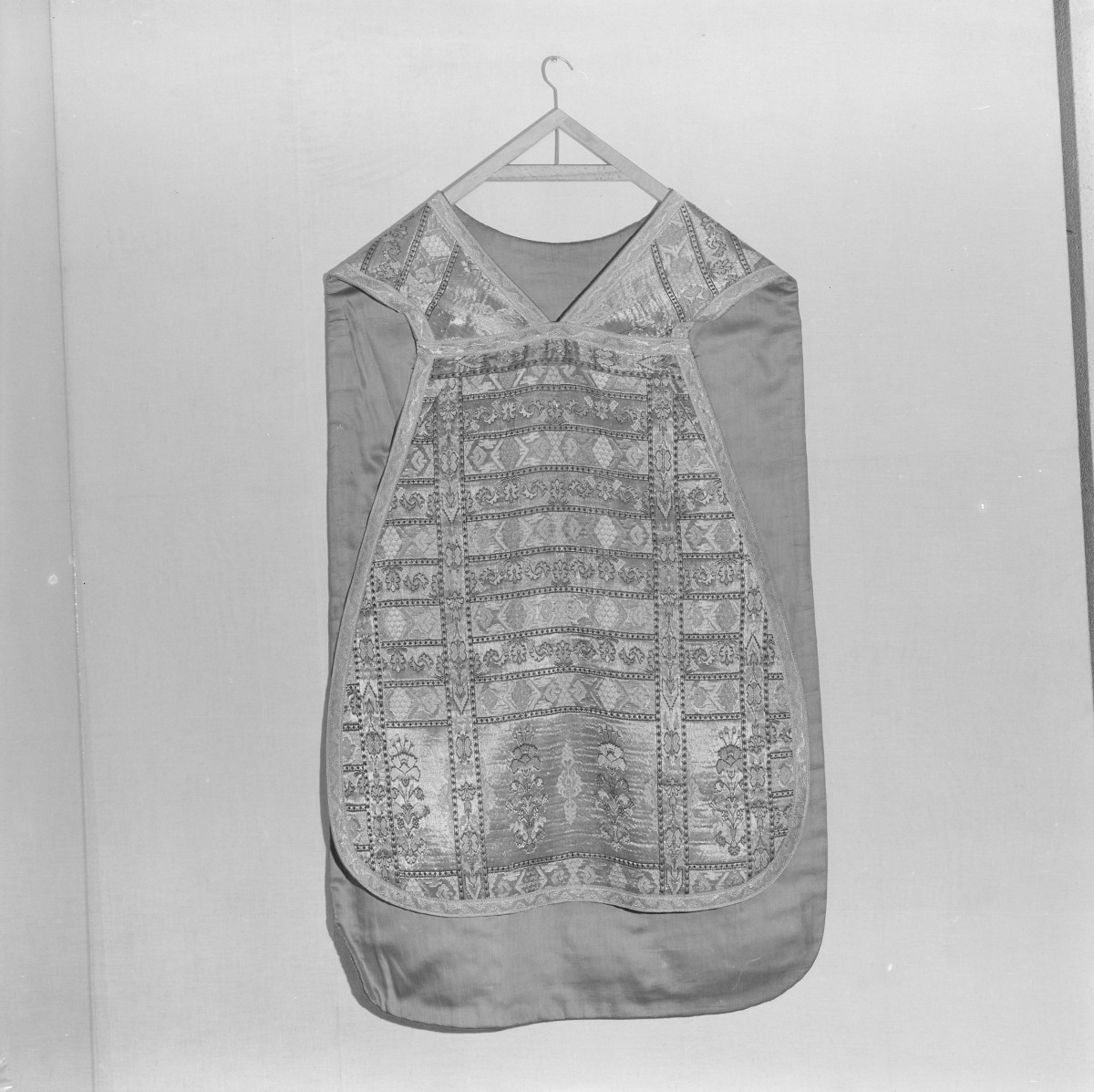 Skarbiec Katedralny - Ornat z makaty buczackiej. XIX wiek. Całość, przód., skan 1