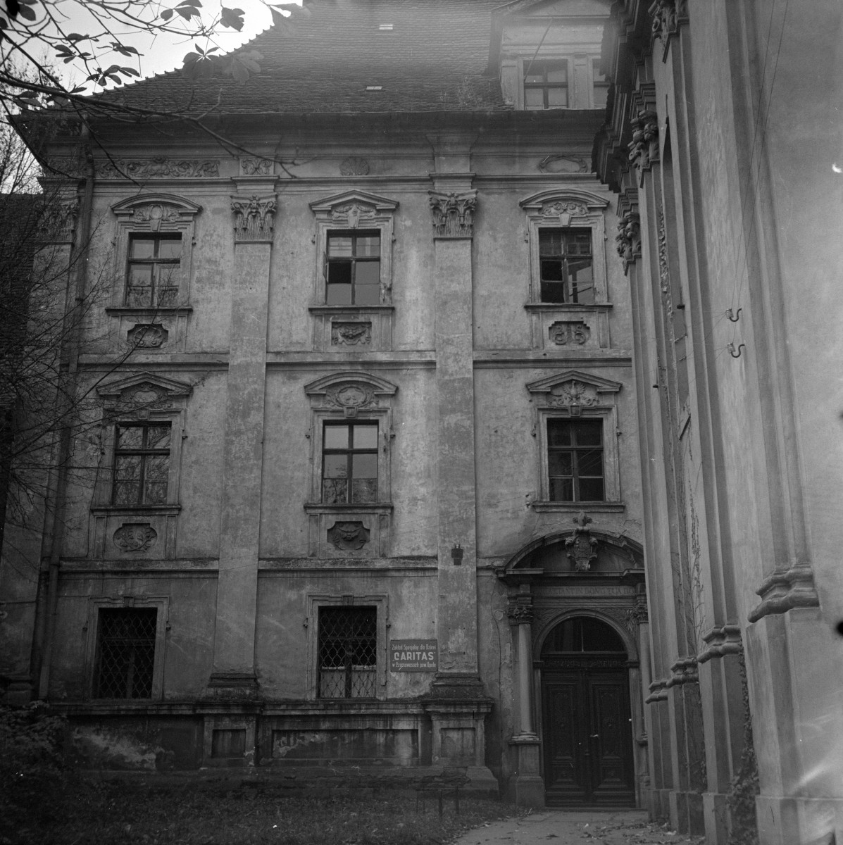 zespół klasztorny norbertanek - portal i elewacja, skan 1