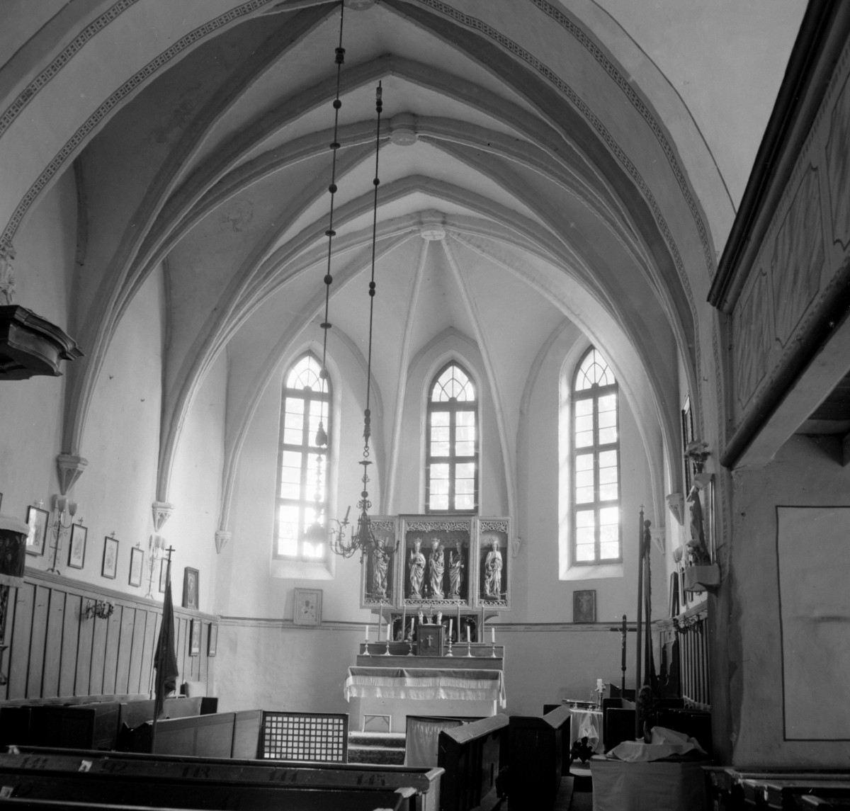 kościół filialny pw. św. Marcina -wnętrze: prezbiterium, skan 1