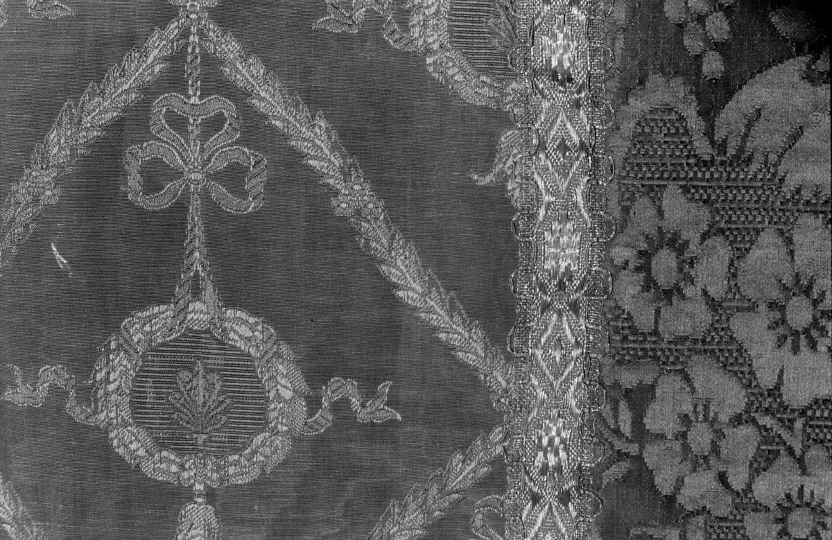 Skarbiec katedralny - Ornat. Włochy (?) XVII wiek. Francja XIX.Fragment wzoru tkaniny, kolumny i boku., skan 1