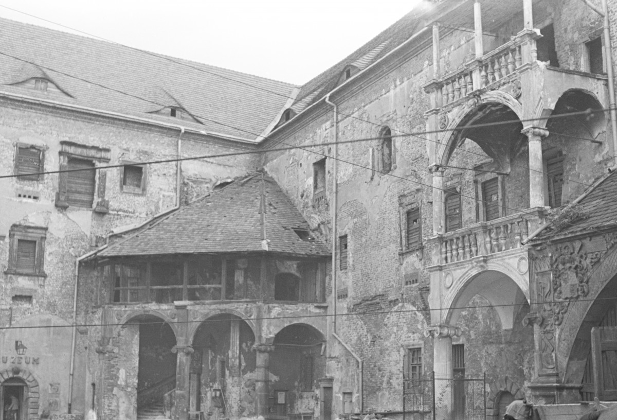 zamek - siedziba Piastów Śląskich - dziedziniec, skan 1