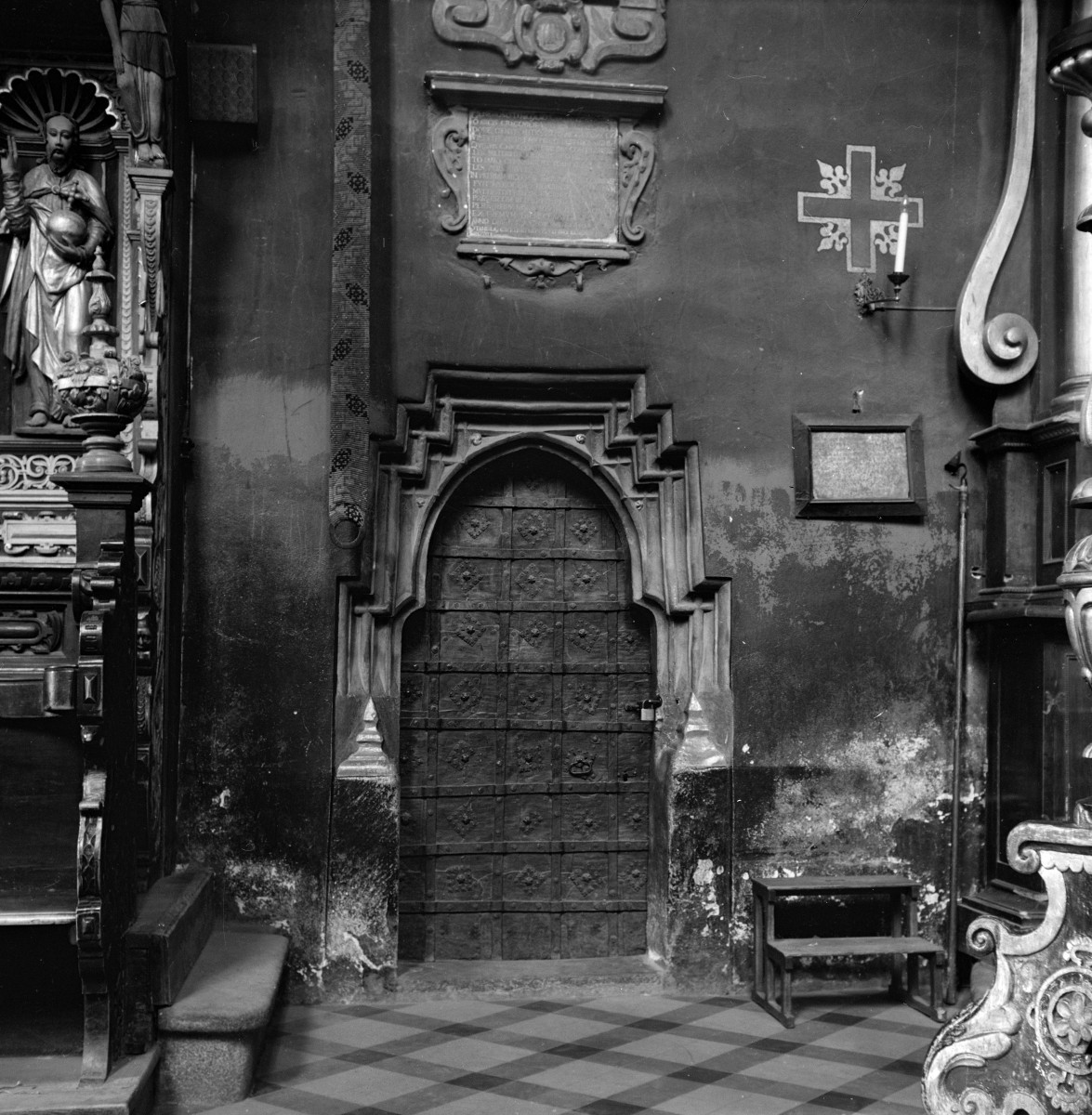 kolegiata Bożego Ciała - wnętrze, prezbiterium portal do zakrysti, skan 1