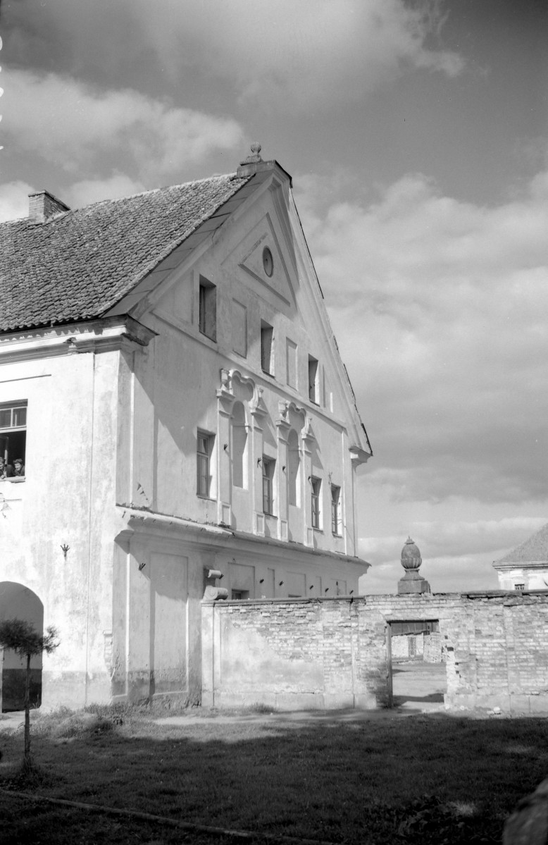 Pałac Chodkiewiczów - ściana szczytowa jednego z budynków. Widoczne pilastry na elewacji. , skan 1