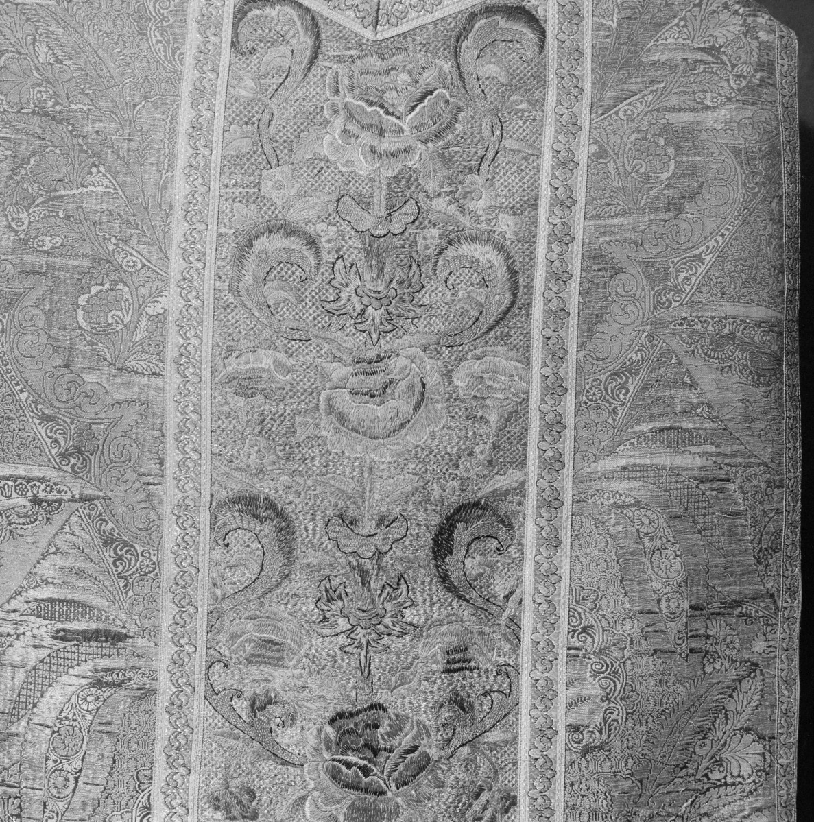 Skarbiec katedralny - Ornat z brokatu. Francja ok. 1715-1720. Górna część, tył., skan 1