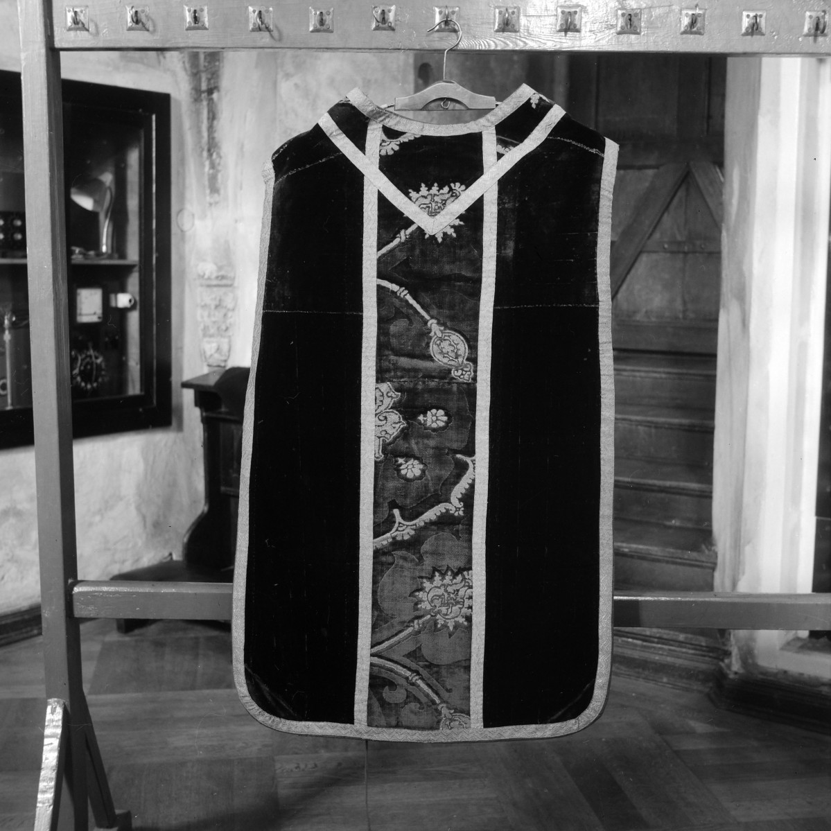 kościół pw. Wniebowzięcia Najświętszej Maryi Panny - zbiory - ornat kolumnarz z XVI w., skan 1