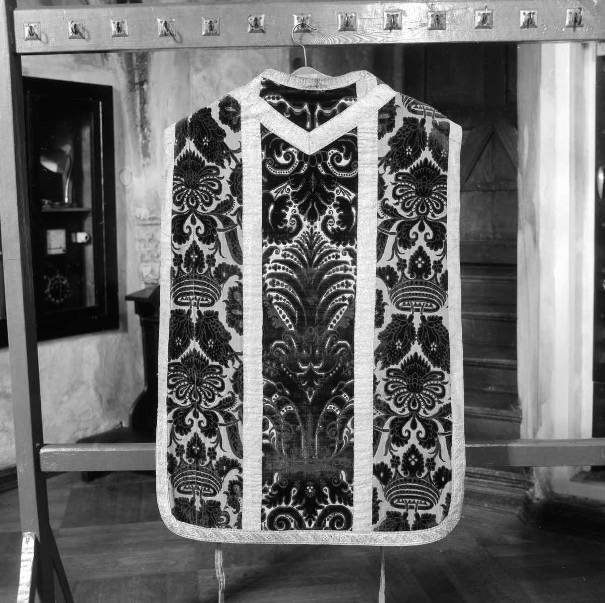 kościół pw. Wniebowzięcia Najświętszej Maryi Panny - zbiory - ornat z XVI / XVII w., skan 1