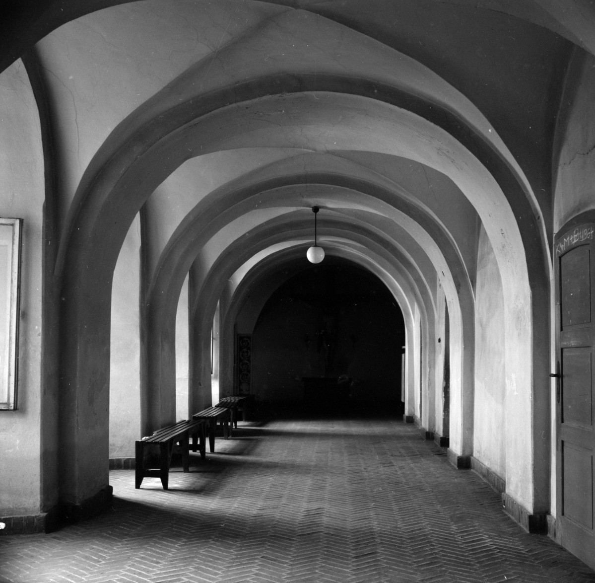 klasztor o.o. Franciszkanów - krużganek, skan 1