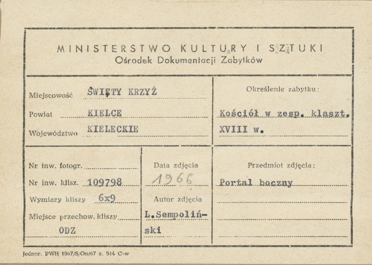 Zespół klasztorny na Świętym Krzyżu - widok od strony płd. - zach. na portal główny klasztoru - metryczka, skan 1