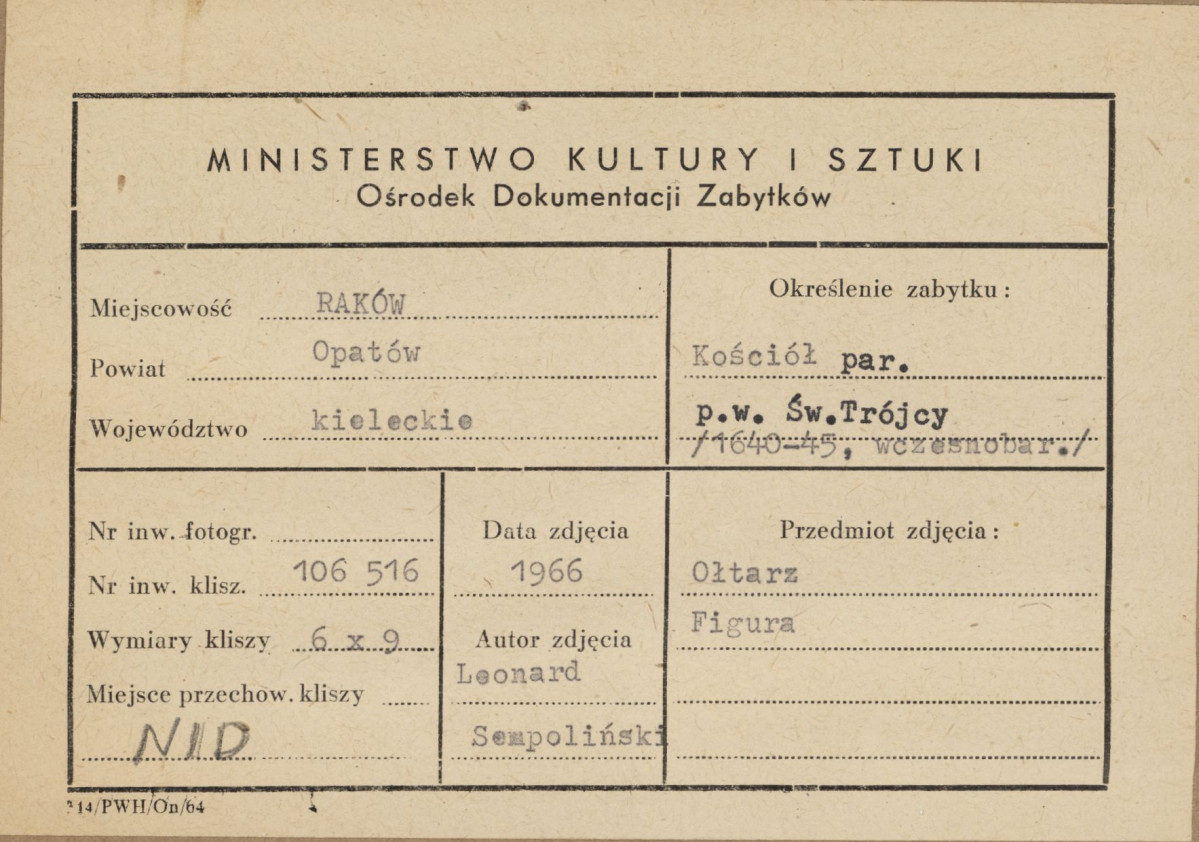 Kościół parafialny - wnętrze, widok figury z ołtarza bocznego - metryczka, skan 1