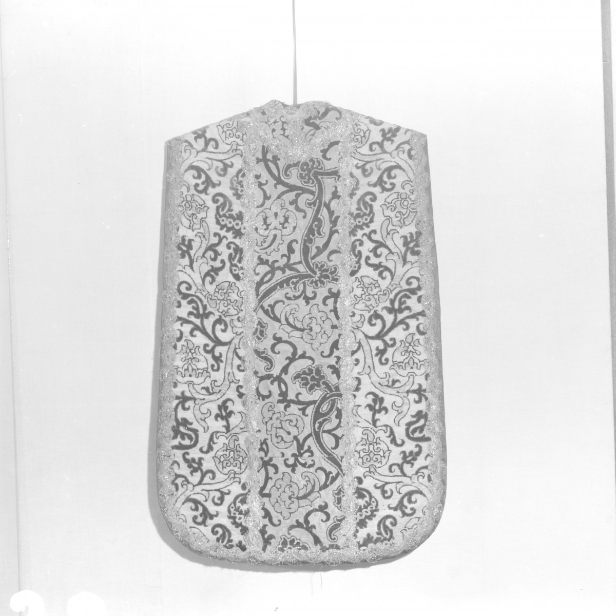 Skarbiec Diecezjalny - ornat. całość pleców. Włochy i Hiszpania., skan 1