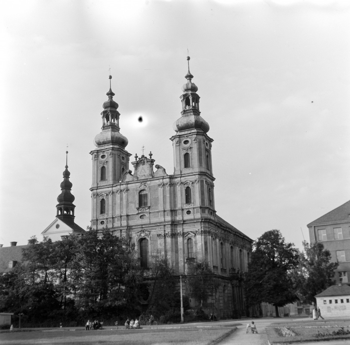 klasztor bożogrobowców - kościół pw. św. Świętych Apostołów Piotra i Pawła - elewacja frontowa, skan 1