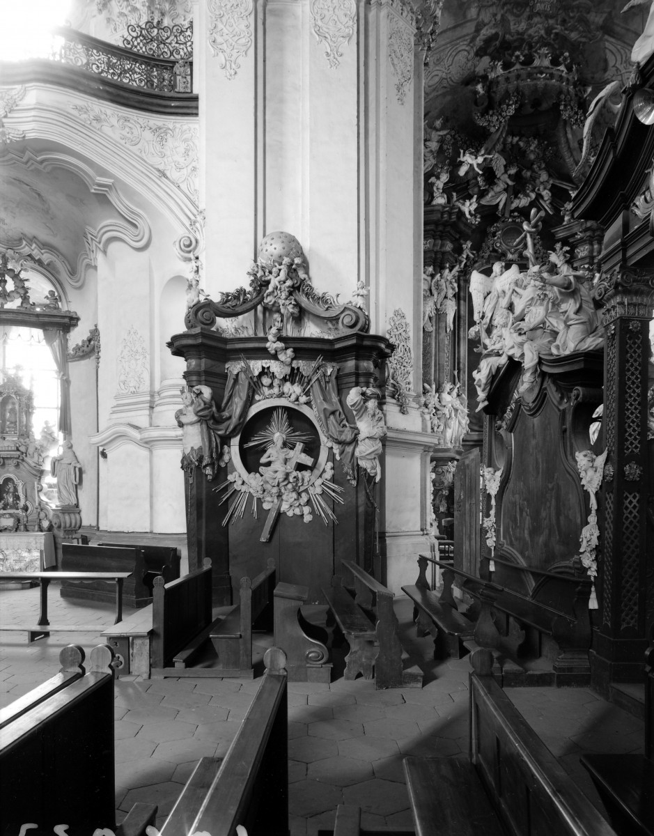 klasztor Benedyktynek - kościół pw. Wniebowzięcia Najświętszej Maryi Panny - wnętrze - transept - fragment, skan 1