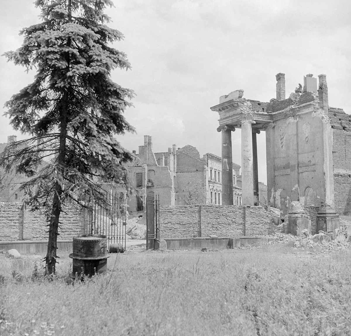 Pałac Komisji Rządowej Przychodów i Skarbu - fragment zniszczeń. Ruiny., skan 1