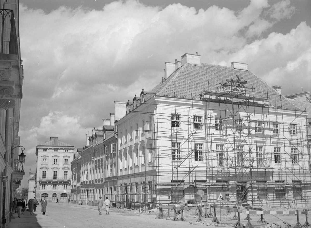 kamienice - elewacje frontowe w odbudowie, skan 1