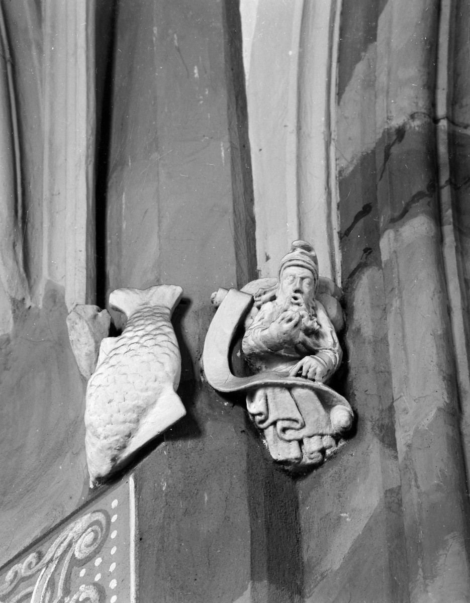 katedra św. Stanisława i św. Wacława - wnętrze, wspornik na filarze nr. 2, skan 1