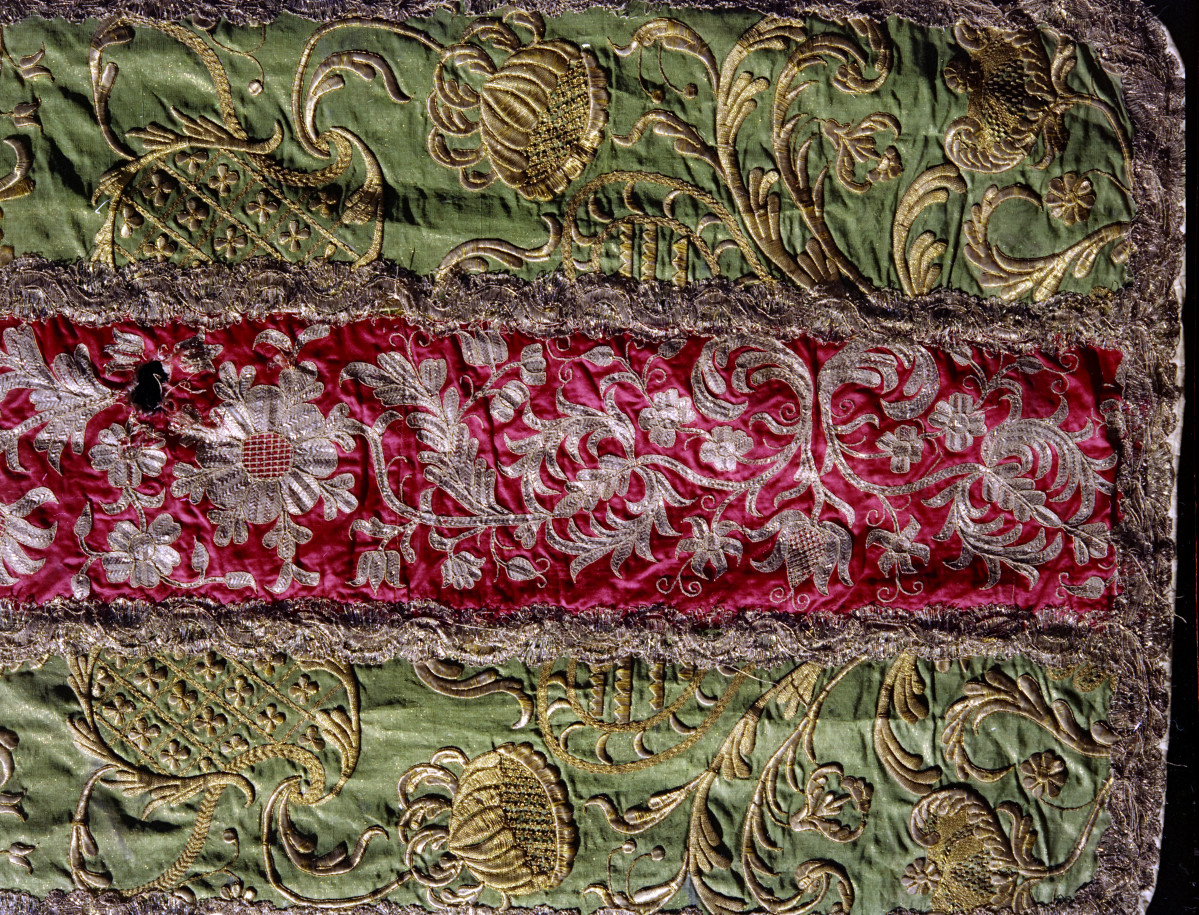 klasztor Benedyktynek - zbiory - materiał z haftem - fragment, skan 1