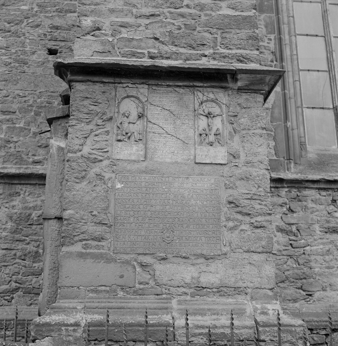 Bazylika pw. śś. ap. Piotra i Pawła - epitafium Georga Seifridt, brata Andreasa Seyfriedt, zmarłego 13 lipca 1594 roku, jego żony Rosiny zd. Hantsch, zmarłej 16 września 1591 roku oraz ich córki Dorothei, zmarłej w 1573 roku., skan 1