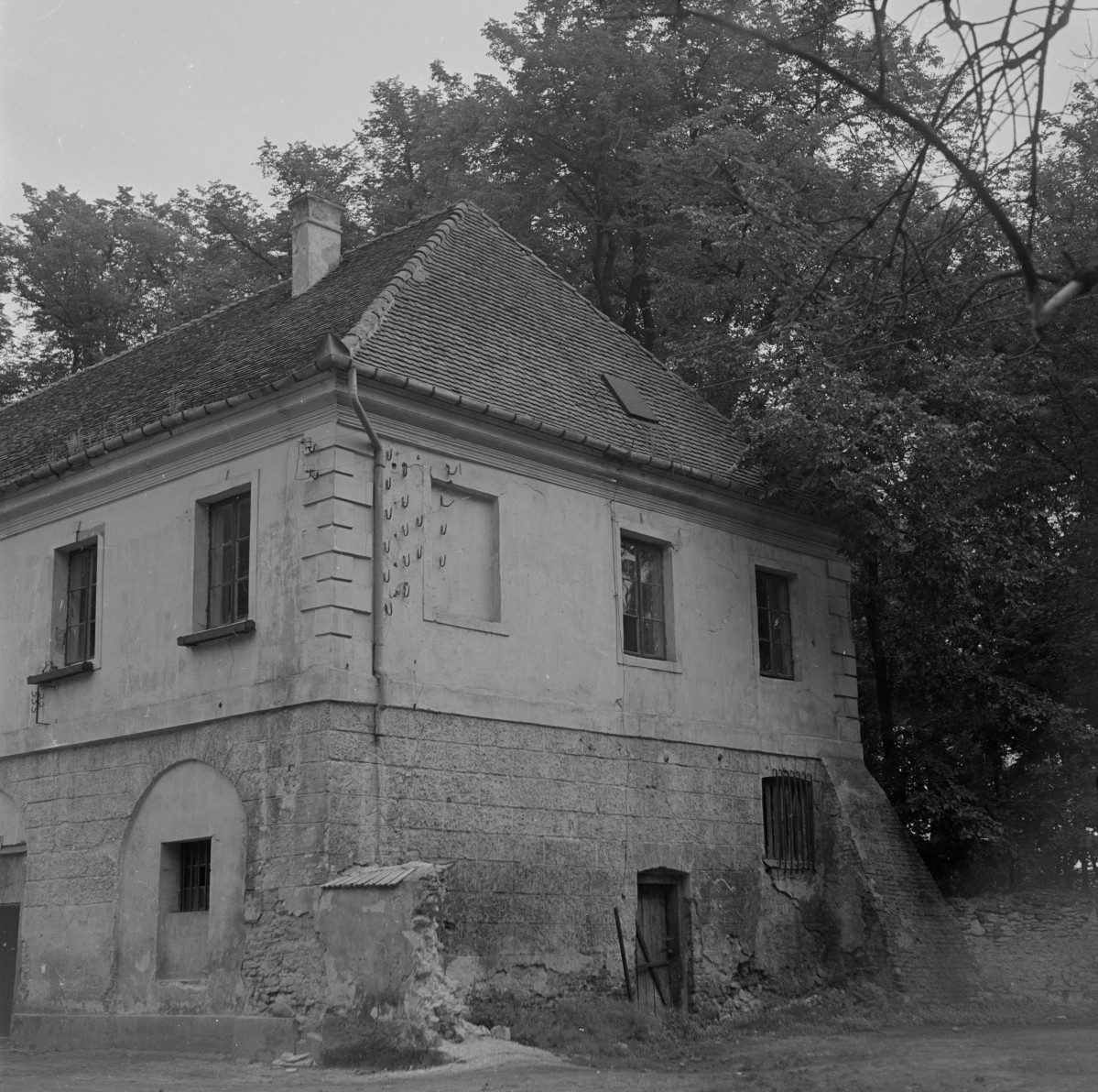 pałac, oficyna wschodnia - elewacja, skan 1