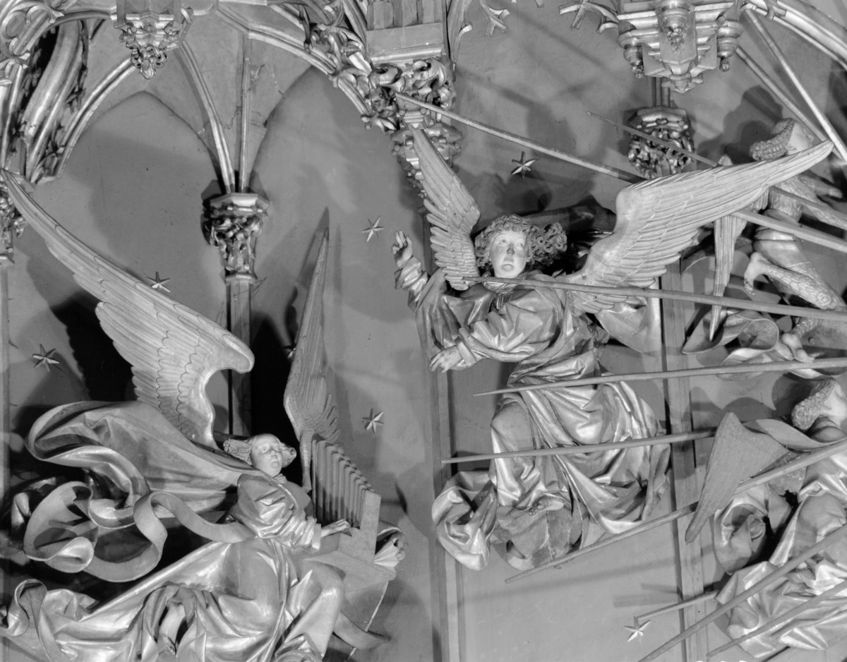 Kościół Mariacki pw. Wniebowzięcia Najświętszej Marii Panny - ołtarz Wita Stwosza: część środkowa scena: Wniebowzięcia figura aniołów, skan 1