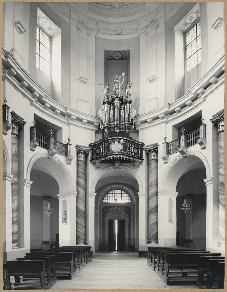 Kościół parafialny - wnętrze, widok nawy w kierunku chóru , skan 1