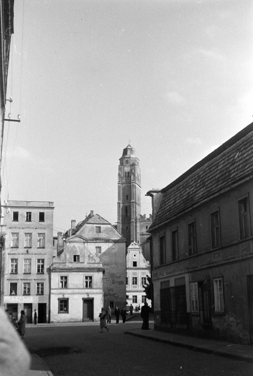 rynek - widok na kamienice oraz kościół św. Jana Ewangelisty, skan 1