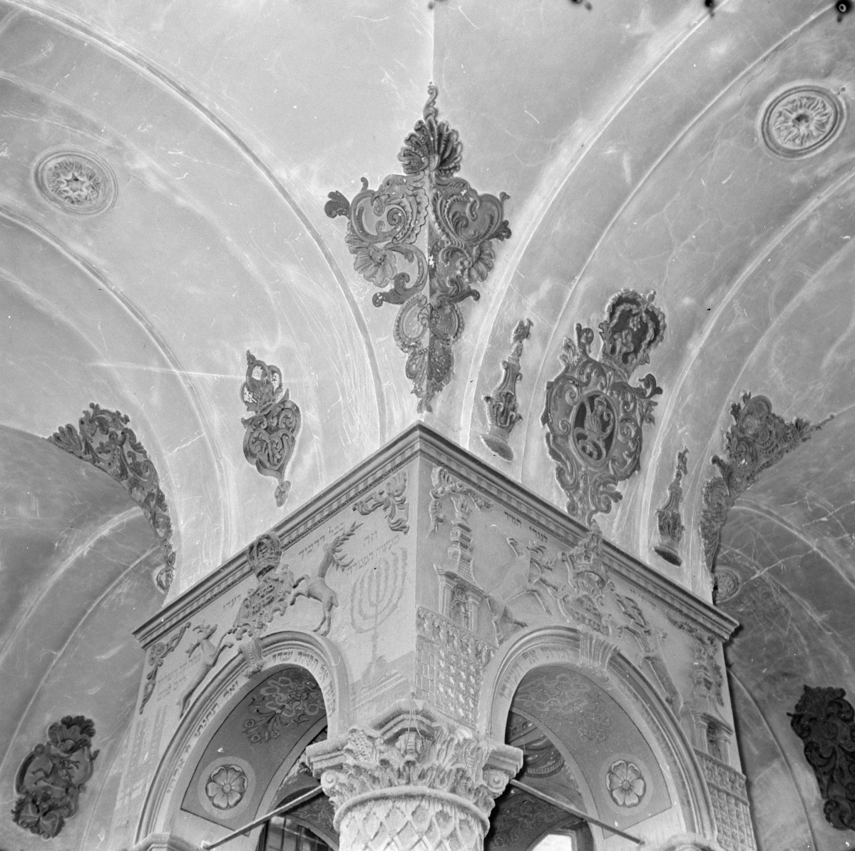 synagoga - wnętrze, filar nad bimą z arkadą, skan 1