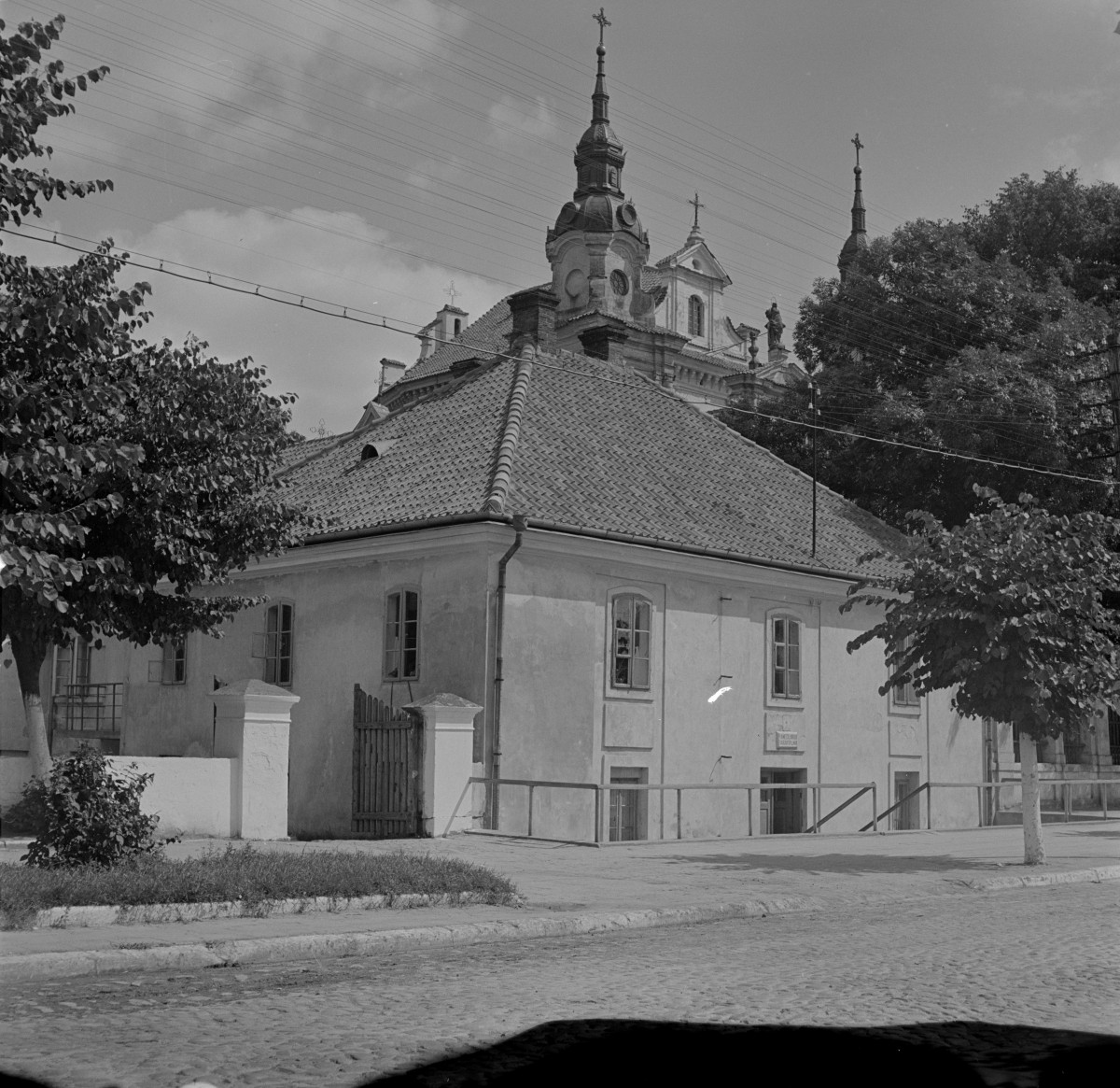 kościół farny - plebania, elewacja od ulicy, skan 1