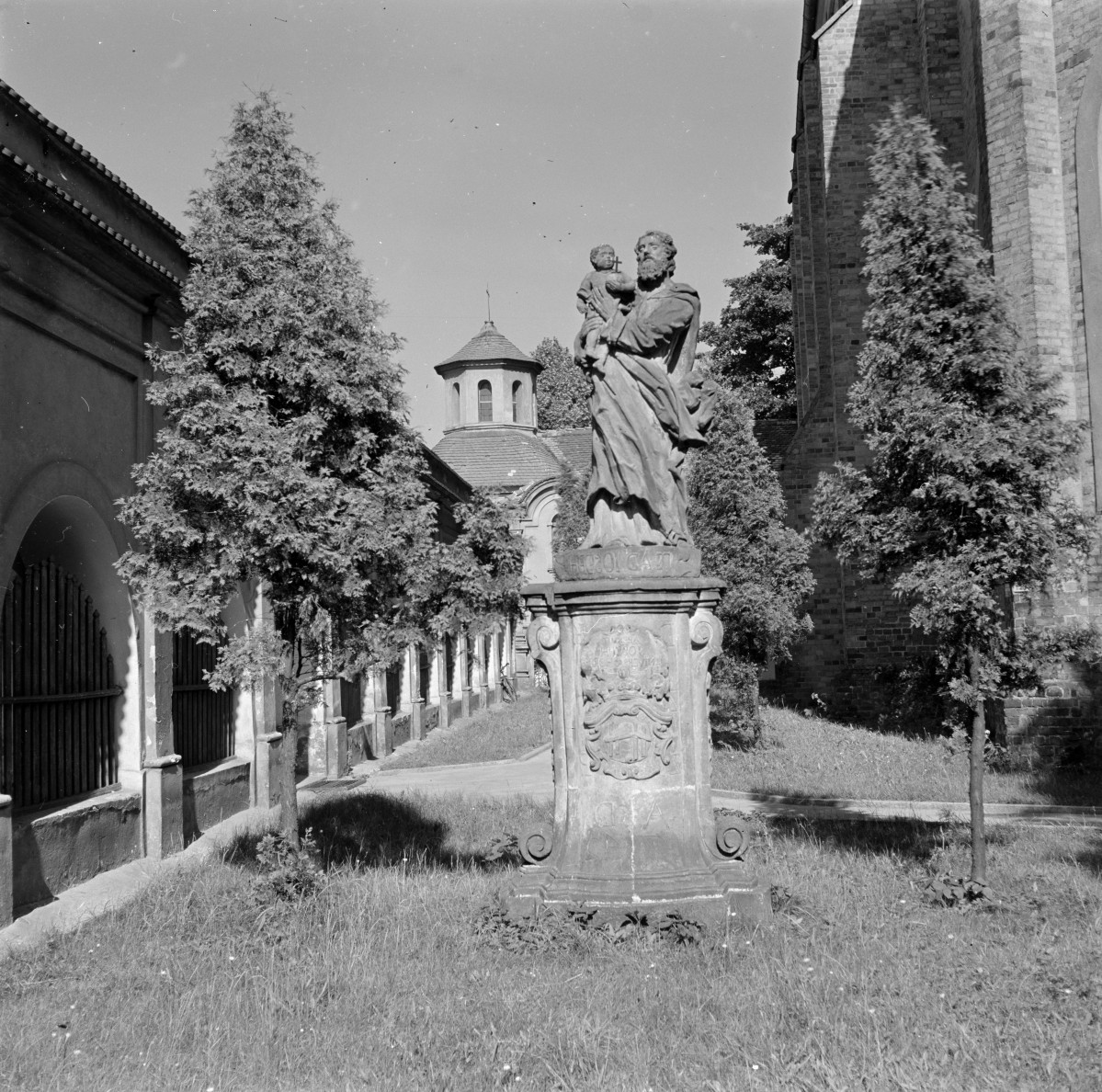 klasztor Franciszkanów - krużganek, figura św. Józefa, skan 1