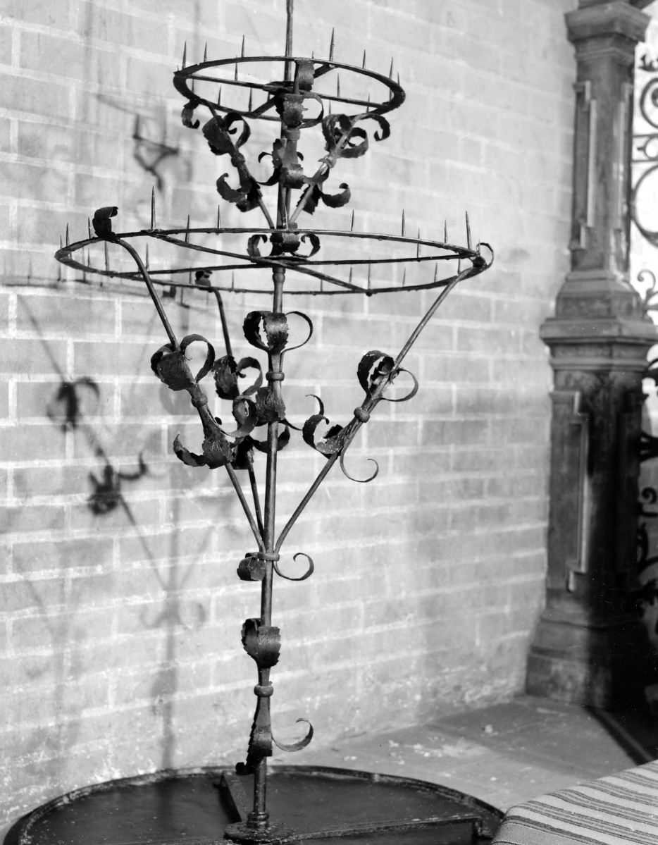 kościół, ob. parafialny pw. Wniebowzięcia Najświętszej Marii Panny - wnętrze: świecznik w kaplicy północnej, skan 1