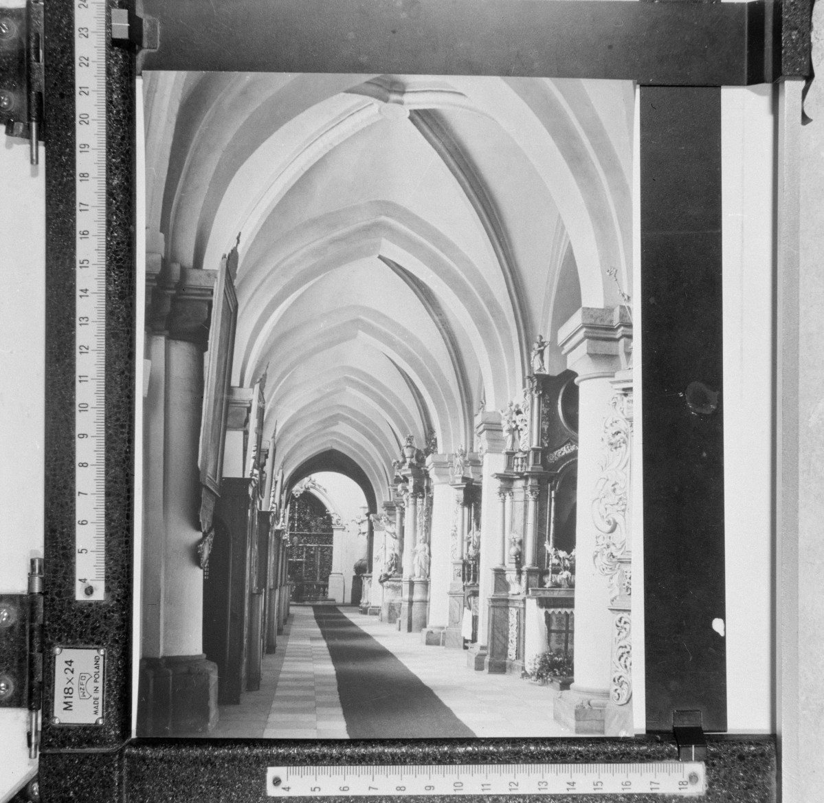 sanktuarium św. Jadwigi Śląskiej - kościół pw. św. Bartłomieja i św. Jadwigi - wnętrze - nawa boczna północna, skan 1