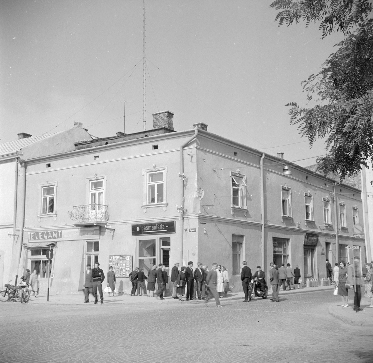 kamienica - elewacja frontowa i boczna, skan 1