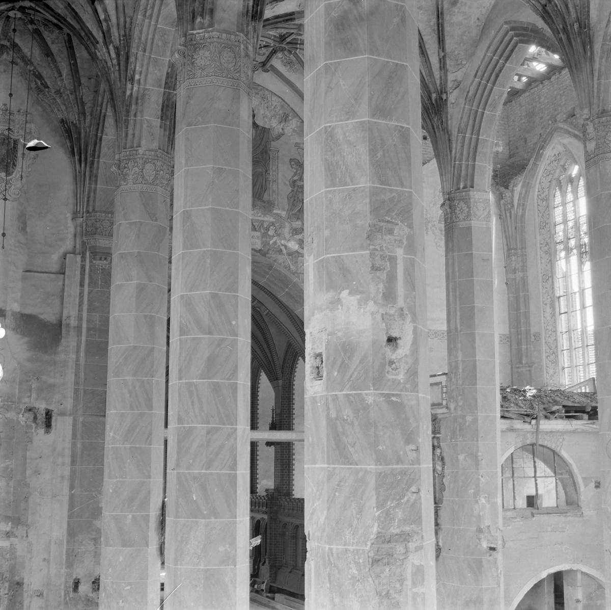 Kościół pw. WNMP. Wnętrze. Struktura nawy i arkad międzynawowych. Jest to przestrzeń o wyraźnie gotyckim charakterze, oparta na systemie filarowo-arkadowym. Masywne filary o wielobocznym przekroju, oblicowane starannie opracowanymi blokami kamiennymi. Trzony filarów są gładkie, lecz w partiach przyłukowych pojawiają się dekoracyjne pasy ornamentalne o motywach roślinnych, podkreślające przejście ku sklepieniom. Z filarów wyrastają ostrołukowe arkady, których profilowane ościeża prowadzą wzrok ku sklepieniom żebrowym., skan 1