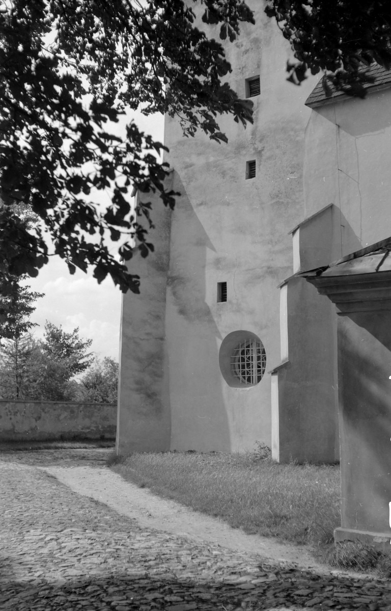 Kościół św. Michała Archanioła - elewacja wschodnia, portal oraz widoczne przypory., skan 1