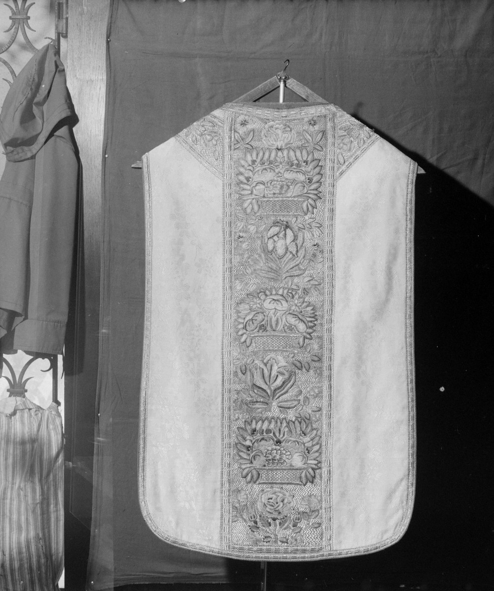Skarbiec katedralny - Ornat. Haft Polski. XVII wiek. Całość, tył., skan 1