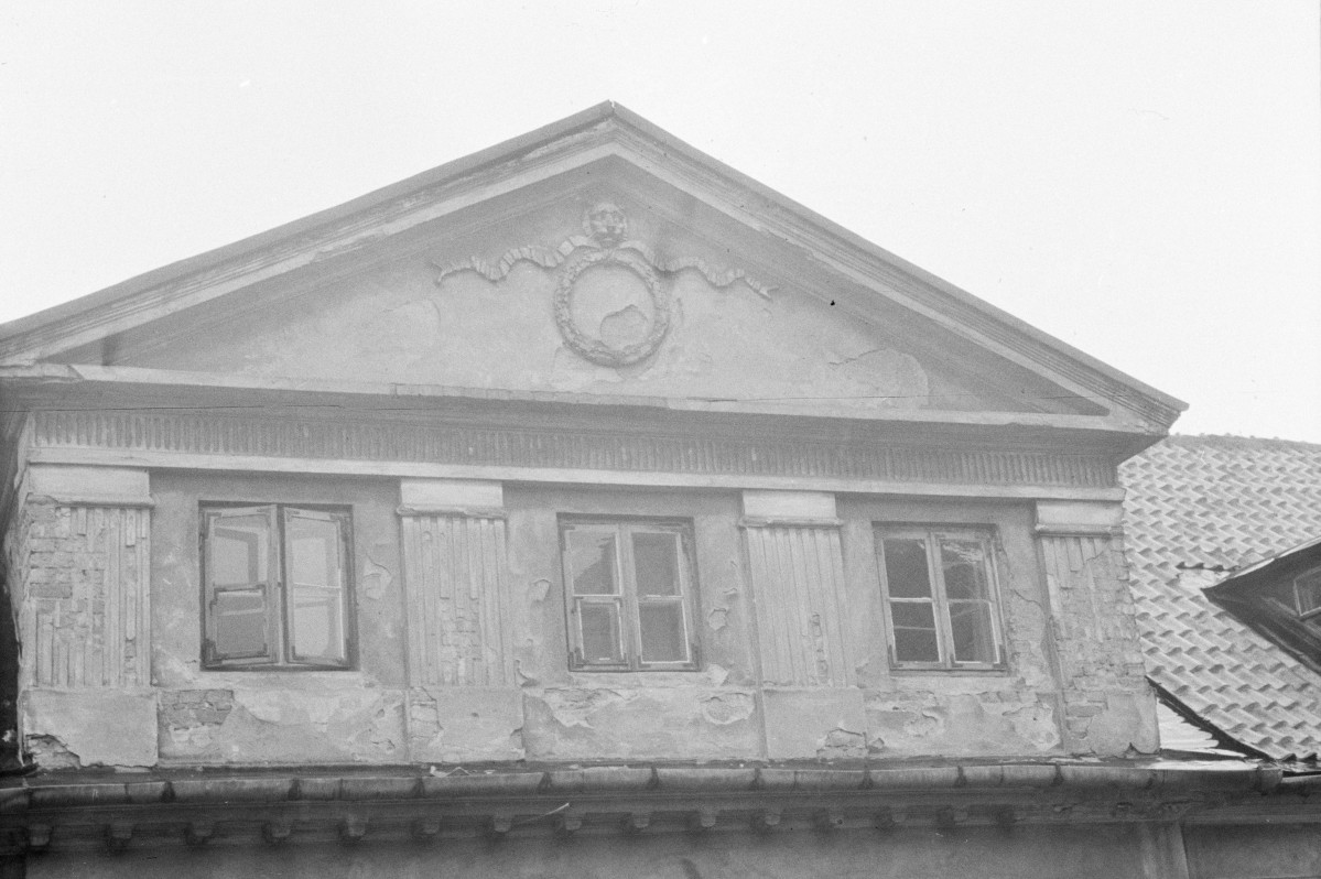 kamienica - detal architektoniczny, fronton, skan 1
