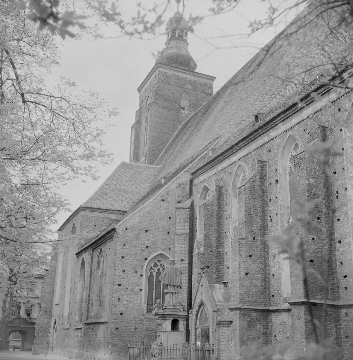 kościół parafialny pw. św.św. Piotra i Pawła - widok na elewację południową, skan 1