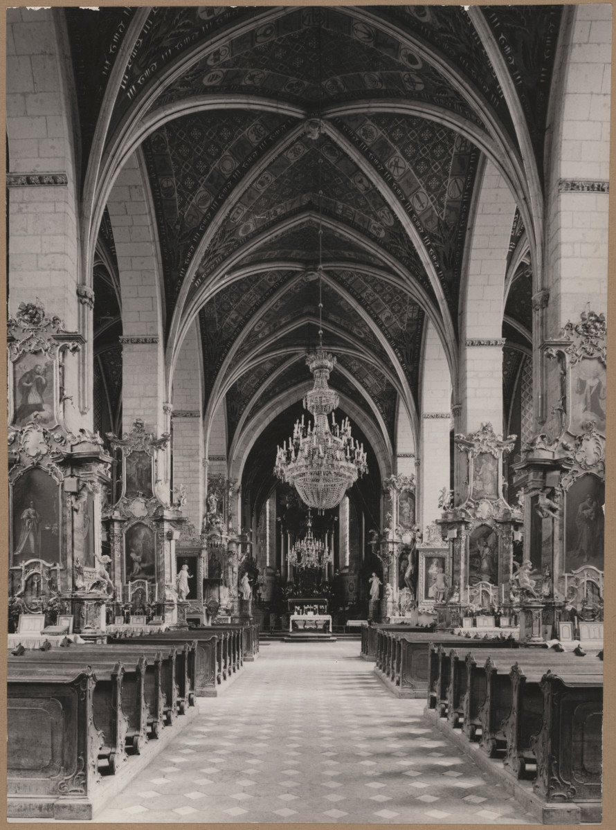 Katedra - wnętrze, widok nawy głównej w kierunku prezbiterium, skan 1