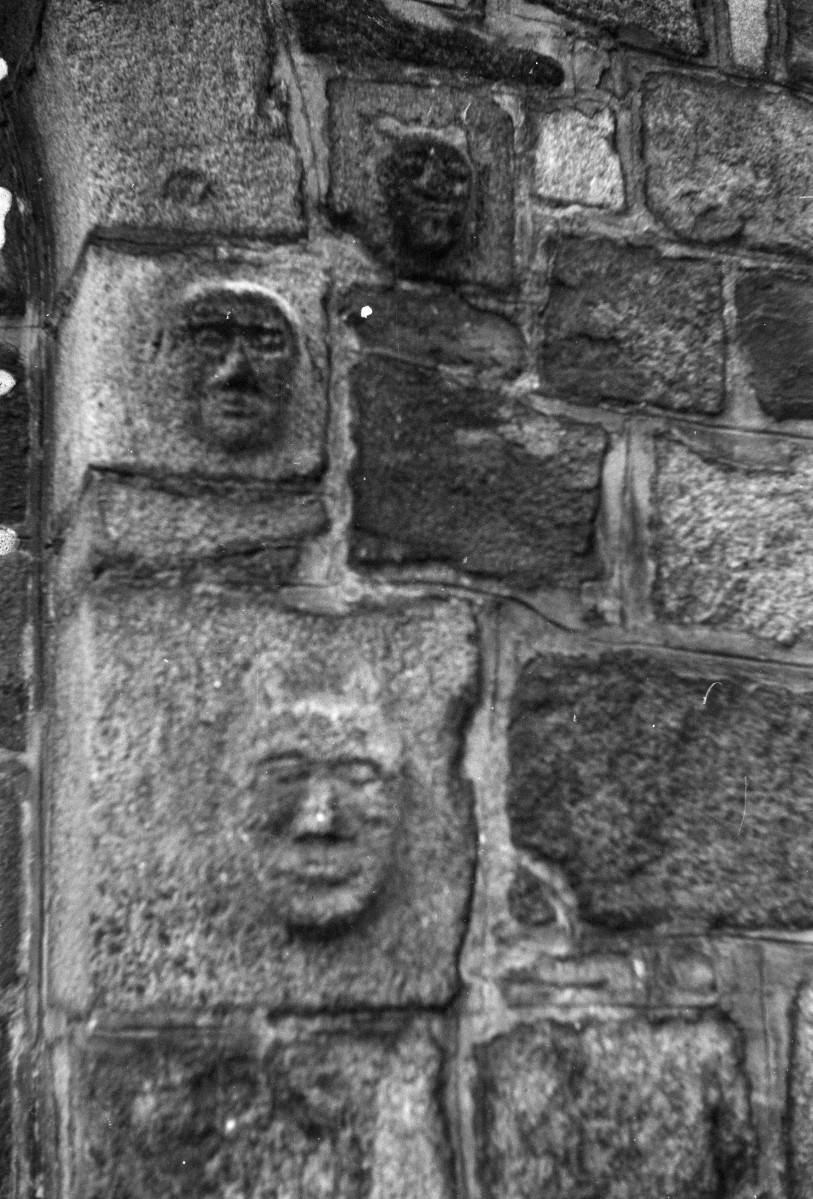 kościół NMP - fragment ściany. płaskorzeźby, skan 1