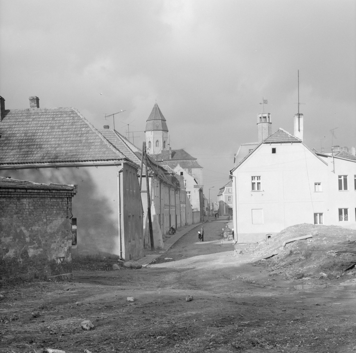 Zabudowa miejska. Oś widokowa. Widoczna wieża kościoła parafialnego., skan 1