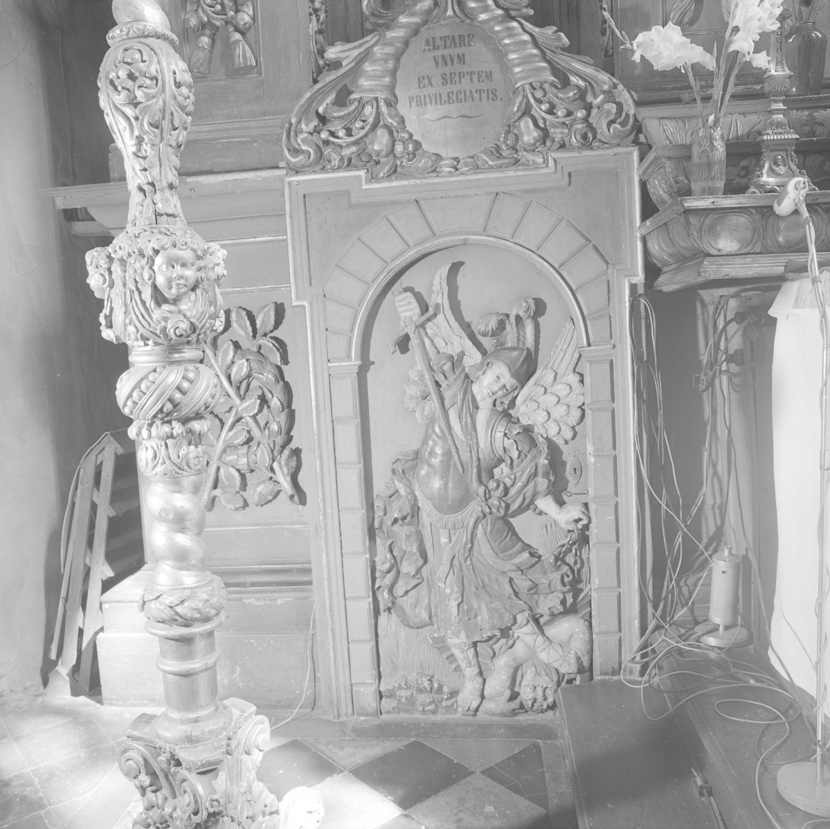 kościół pw. Wniebowzięcia Najświętszej Maryi Panny - wnętrze - prezbiterium - ołtarz główny - bramka, skan 1