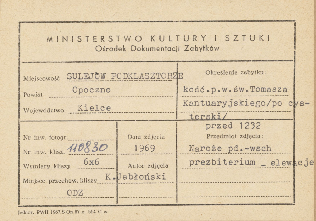 Zespół opactwa cystersów - widok od płd. - wsch. na fragment prezbiterium kościoła - metryczka, skan 1