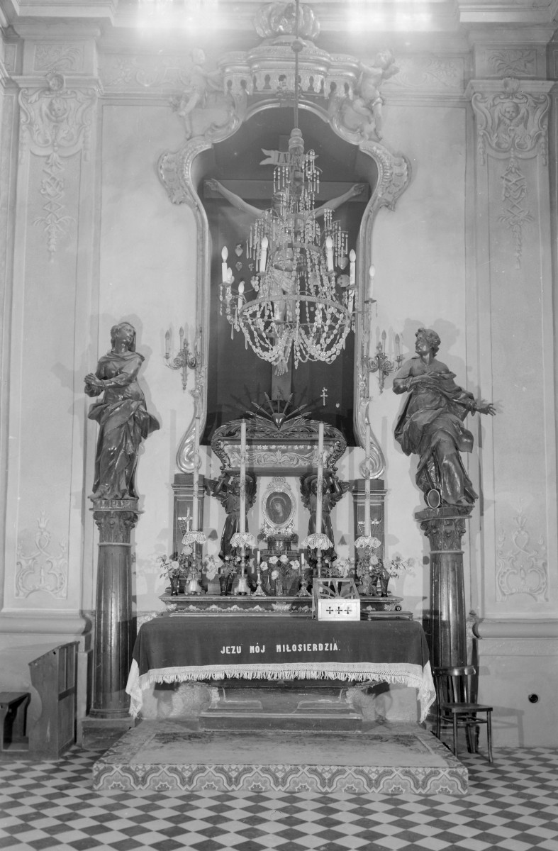 Kościół Wniebowzięcia NMP - wnętrze: kaplica pn. ołtarz z krucyfiksem i figurami po obokach pilastry, skan 1